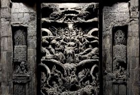 雕刻精美的木制魔鬼地牢门
