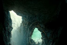 洞穴内部有妖精遗迹和湖泊